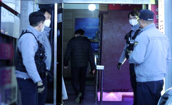 3일 오후 경남 창원시 마산회원구 합성동 한 모텔 앞에서 경찰이 현장을 통제하고 있다. 이날 오후 해당 모텔에서 흉기 사건이 발생해 2명이 심정지 상태로 발견되고, 2명이 중상을 입었다. [연합]
