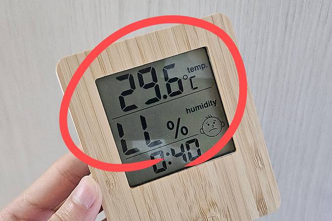 3일 새벽 서울 한 아파트에서 측정된 실내온도가 30도에 육박했다.[독자 제공]