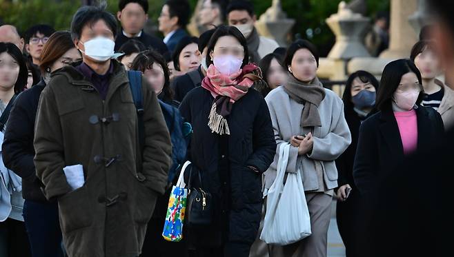3일 오전 전국의 기온이 영하권으로 떨어지며 출근길 추위가 찾아온 가운데 서울 광화문 네거리에서 시민들이 잔뜩 움츠린 채 발걸음을 재촉하고 있다. 이상섭 기자
