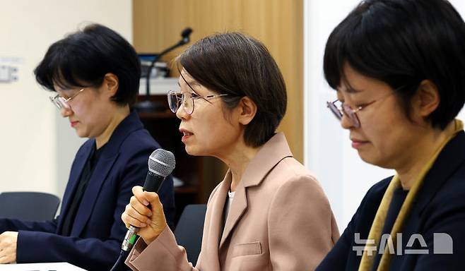 [서울=뉴시스] 박주성 기자 = 국가인권위원회 원민경(왼쪽부터) 비상임위원, 남규선 상임위원, 소라미 비상임위원이 11일 오후 서울 중구 국가인권위원회에서 기자회견을 하고 있다.  세 위원은 이날 기자회견에서 위헌·위법적인 비상계엄을 옹호하는 의결의 철회와 국가인권위원회 위원장의 사퇴를 촉구했다. 2025.02.11. park7691@newsis.com