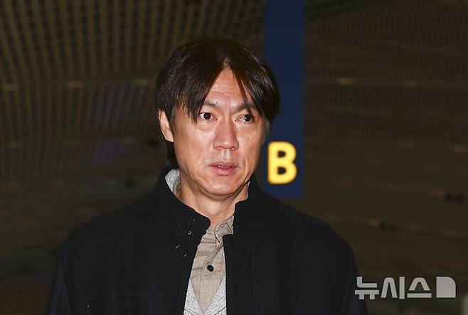 [서울=뉴시스] 김근수 기자 = 홍명보 대한민국 축구 국가대표팀 감독이 3일 오전 인천 중구 제2여객터미널에서 출국장으로 이동하고 있다. 홍 감독은 이날 2026 북중미 월드컵 조 추첨식 참석과 베이스캠프 후보지를 둘러보기 위해 미국 워싱턴DC로 출국한다. 2025.12.03. ks@newsis.com