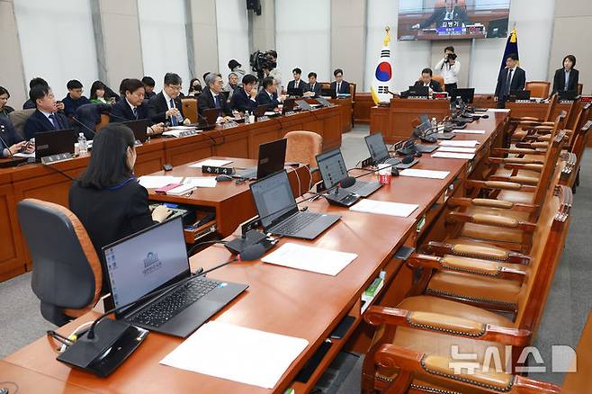 [서울=뉴시스] 고승민 기자 = 김병기 국회 운영위원장이 3일 서울 여의도 국회에서 열린 운영위원회 전체회의에서 국회법 개정안 등 안건들을 가결시키고 있다. 이날 국민의힘 의원들은 국회법 개정안 처리에 반대하며 회의장을 나갔다. 2025.12.03. kkssmm99@newsis.com