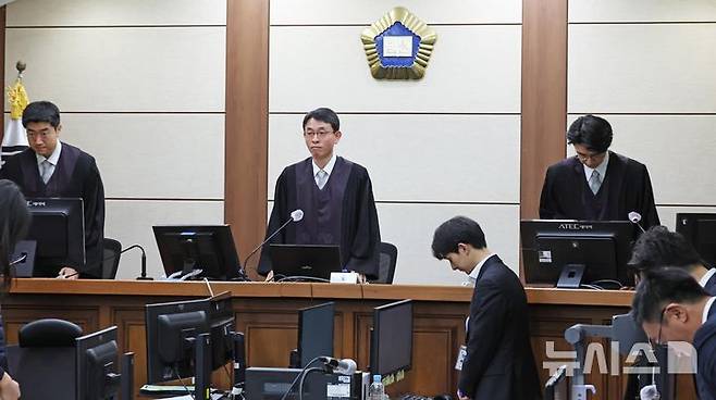 [서울=뉴시스] 사진공동취재단 = 우인성 부장판사가 3일 서울 서초구 서울중앙지방법원에서 열린 주가조작과 통일교 청탁 등의 혐의를 받는 김건희 씨의 결심공판에 참석하고 있다. 2025.12.03. photo@newsis.com