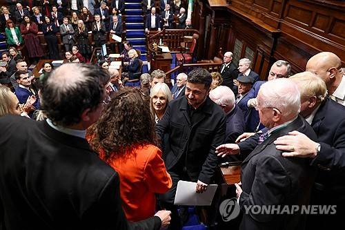 아일랜드 의회에서 연설 후 의원들과 인사하는 젤렌스키 [AFP=연합뉴스 자료사진 제공]
