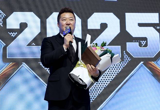 2일 서울 강남구 라움아트센터에서 열린 2025 조아제약 프로야구 대상 시상식에서 최형우가 기록상을 수상, 소감을 말하고 있다. 일간스포츠