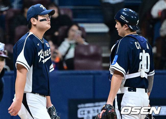 [OSEN=고척, 최규한 기자] 9일 서울 구로구 고척스카이돔에서 ‘2025 NAVER K-BASEBALL SERIES’ 대한민국 야구 대표팀과 체코 야구 대표팀의 평가전이 열렸다.한국은&nbsp;9일 2025 K-베이스볼 시리즈 체코 대표팀과의 경기에 이어 오는&nbsp;15일과 16일 양일에 걸쳐 도쿄돔에서 일본 대표팀과 2경기를 치른다.&nbsp;5회말 2사 1, 3루 상황 체코 프로콥에게 적시타를 내준 한국 투수 김서현과 포수 조형우가 아쉬워하고 있다. 2025.11.09 / dreamer@osen.co.kr