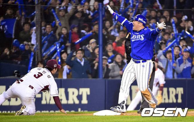 [OSEN=잠실, 박준형 기자] 11일 오후 서울 잠실야구장에서 열린 '2014 한국야쿠르트 세븐 프로야구 포스트시즌' 삼성 라이온즈와 넥센 히어로즈의 한국시리즈 6차전,3회초 2사 1,3루 삼성 최형우가 2타점 3루타를 날리고 환호하고 있다.삼성은 5차전에서 최형우의 극적인 끝내기로 상승세를 탔다. 이 분위기를 이어가기 위해 윤성환이 나선다. 윤성환은 한국시리즈 2차전에 선발 등판해 7이닝 1실점으로 호투했다. 비록 박병호에게 홈런 1개를 허용했지만 거의 완벽에 가까운 피칭을 선보였다. 데일리 MVP까지 수상하면서 최고의 하루를 보냈다. 이번엔 팀의 우승을 확정지을 수 있는 경기에 등판한다. 그의 팔에서 통합 4연패라는 역사가 쓰여 질수도 있다.이에 맞서는 넥센은 오재영이 선발 등판한다. 오재영은 정규시즌에서 삼성을 상대로 2경기에 등판해 1패 평균자책점 27.00(4이닝 12자책점)으로 부진했다. 그러나 그는 ‘페넌트레이스와 포스트시즌은 다르다’라는 걸 증명하듯이 3차전서 5이닝 무실점으로 호투했다. 비록 팀이 패하며 승리투수가 되지 못했으나 주변의 예상을 깨고 장원삼과의 대결에서 뒤지지 않았다.과연 삼성이 6차전 승리로 사상 첫 통합 4연패를 달성할지, 아니면 넥센이 승부를 7차전까지 끌고 갈지 주목된다./soul1014@osen.co.kr