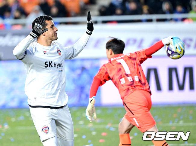 [OSEN=수원월드컵경기장, 최규한 기자] 3일 오후 경기도 수원월드컵경기장에서 ‘K리그 승강 플레이오프(PO)’&nbsp;1차전 수원 삼성과 제주 SK의 경기가 열렸다.K리그1 11위인 제주와 K리그2 2위인 수원의 격돌이다. 1부리그의 주인공을 정하는 이번&nbsp;승강 PO는 홈 앤드 어웨이 방식으로 치러진다. 3일 수원에서 1차전을 치른 뒤 7일 제주월드컵경기장으로 장소를 옮겨 2차전을 벌인다.후반 제주 유리 조나탄이 페널티킥 선제골을 작렬시킨 뒤 기뻐하고 있다. 2025.12.03 / dreamer@osen.co.kr