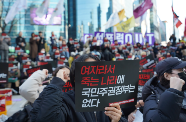▲지난달 22일 오후, 서울 강남역 10번 출구에 청년 여성들을 주축으로 하는 시민 160여 명과 67개 단체가 모여 이재명 정부의 각성을 촉구했다. 이날의 구호는 "여자라서 죽는 나라에 국민주권정부는 없다", 윤석열 전 대통령의 비상계엄 선포로 망가진 민주주의를 회복하기 위해 여성들이 앞장섰음에도 여성폭력과 이를 방치하는 정부의 태도는 여전하다는 지적이다.ⓒ젠더폭력 해결 페미니스트 연대