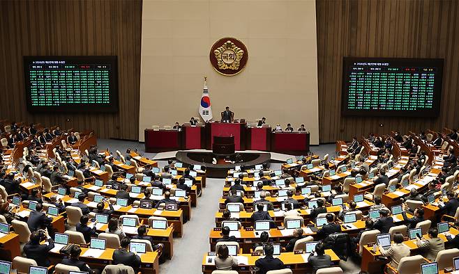 728조 원 규모의 새해 예산안이 처리 법정 시한인 2일 서울 여의도 국회에서 열린 제429회국회(정기회) 제14차 본회의에서 2026년도 예산안 수정안이 찬성 248표, 반대 8표, 기권 6표로 통과되고 있다. 뉴스1