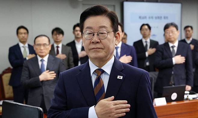 이재명 대통령이 서울 용산 대통령실에서 열린 수석보좌관회의에서 국기에 경례하고 있다. 대통령실통신사진기자단