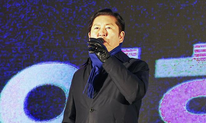 더불어민주당 정청래 대표가 3일 서울 여의도 국회의사당 정문 앞에서 열린 '12·3 내란·외환 청산과 종식, 사회 대개혁 시민 대행진' 집회에서 발언하고 있다. 연합뉴스