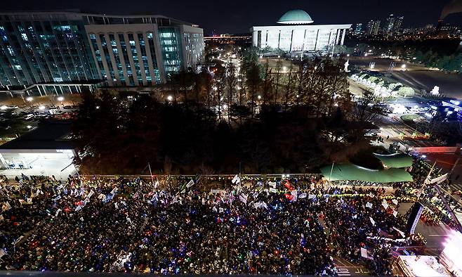 3일 서울 여의도 국회의사당 정문 앞에서 열린 '12·3 내란·외환 청산과 종식, 사회 대개혁 시민 대행진' 집회에서 참가자들이 응원봉을 들고 있다. 연합뉴스