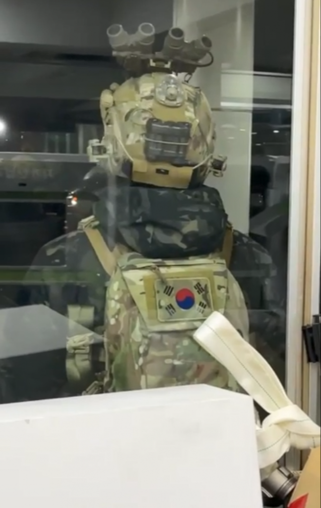 지난해 12월 3일 비상계엄이 선포된 직후 서울 영등포구 국회로 달려갔던 이들이 남긴 그날의 기록. 국회 보좌진이 촬영한 국회의사당 앞에서 대기하는 계엄군의 뒷모습.  비서관 A씨 제공