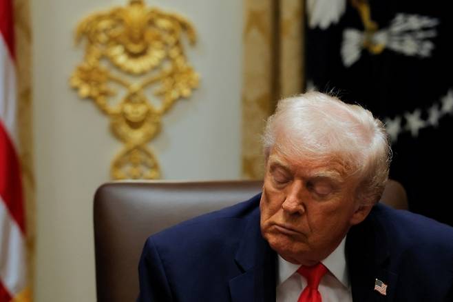 2일(현지시간) 백악관에서 내각회의를 주재한 도널드 트럼프 미국 대통령이 졸린듯 눈을 감고 있다. 2025.12.2 워싱턴 로이터 연합뉴스