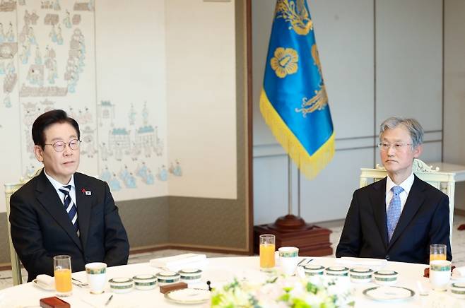 참석자 발언 듣는 이재명 대통령과 조희대 대법원장 - 이재명 대통령이 3일 용산 대통령실에서 열린 5부 요인 초청 오찬 간담회에서 조희대 대법원장과 참석자 발언을 듣고 있다.