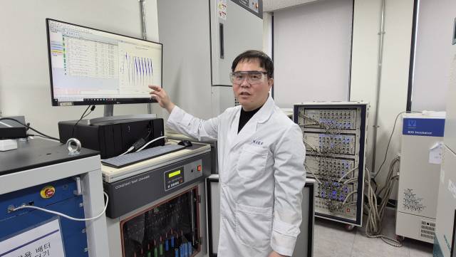 2일 광주광역시 북구에 위치한 한국에너지기술연구원(에기원) 광주친환경에너지연구센터에 있는 2차전지 실험실에서 우중제 센터장이 고안전 ESS 개발용 배터리 모듈 통합테스터기를 설명하고 있다. 박우인 기자