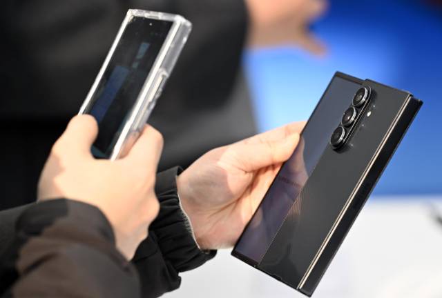삼성전자가 혁신적 폼팩터의 3단 폴더블 스마트폰 '갤럭시 Z 트라이폴드(Galaxy Z TriFold)를 공개했다. 갤럭시 Z 트라이폴드는 펼치면 253㎜(10인치 형)의 대화면을 접으면 갤럭시 Z 폴드 7과 같은 164.8㎜(6.5인치 형)의 휴대성 높은 바(Bar) 타입 화면을 지원해 사용자가 다양한 상황에 맞춰 유연하게 사용 가능하다. 2일 서울 강남구 삼성강남에서 열린 미디어 간담회에서 모델이 신제품을 선보이고 있다. 권욱기자