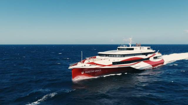 502명이 승선할 수 있는 국내 최대 규모 연안 유람선 ‘그레이스호’. 사진제공=팬스타그룹