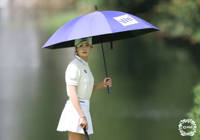 그린 경사를 파악하고 있는 박결. 사진 제공=KLPGA