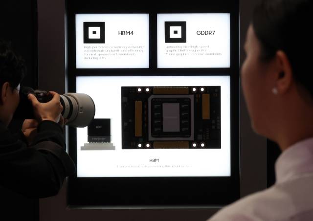 10월28일 경북 경주 엑스포공원 에어돔에서 열린 'K-테크 쇼케이스' 삼성 부스에서 관계자가 6세대 고대역폭 메모리인 HBM4와 그래픽D램 GDDR7을 소개하고 있다. 연합뉴스