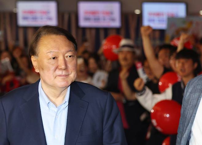 윤석열 전 대통령이 5월21일 서울 메가박스 동대문에서 이영돈 PD가 제작한 다큐멘터리 영화 '부정선거, 신의 작품인가'를 관람하기 위해 상영관으로 향하고 있다. ⓒ 연합뉴스