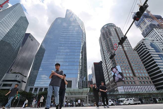 금융감독원이 3일 한국투자증권과 NH투자증권을 시작으로 증권업계 해외투자 영업 실태 점검에 본격 착수한다.&nbsp;사진은 서울 여의도에 위치한 증권가 모습 ⓒ시사저널 박정훈