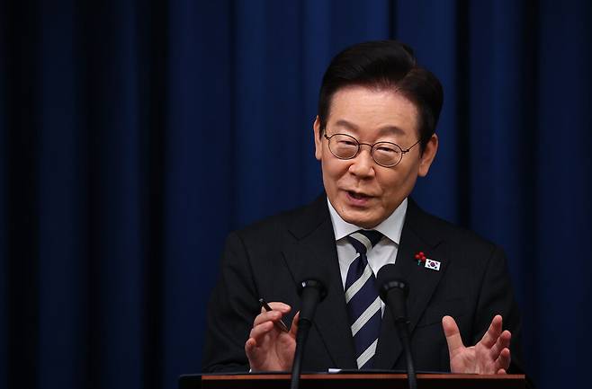 이재명 대통령이 12·3 비상계엄 사태 1주년인 3일 용산 대통령실에서 '빛의 혁명 1주년 대국민 특별성명'을 발표한 뒤 취재진의 질문에 답하고 있다. ⓒ연합뉴스