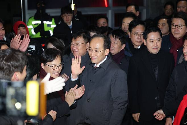 12·3 비상계엄 당시 의원들의 계엄 해제 표결 참여를 방해한 혐의를 받는 추경호 국민의힘 의원이 12월3일 구속영장이 기각돼 경기도 의왕 서울구치소를 나서고 있다. ⓒ 연합뉴스