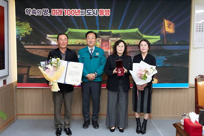 통영시는 2일 시장 집무실에서 6․25전쟁 당시 전달되지 못했던 화랑무공훈장을 75년 만에 유가족에게 전수했다. ⓒ통영시 제공