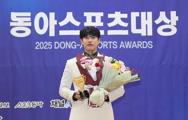 키움 송성문이 2일&nbsp;‘2025 동아스포츠대상’ 시상식에서 프로야구 올해의 선수상을 수상한 뒤 기뻐하고 있다. 그는 이날 오전 다른 시상식에선 검은 정장을 입었지만 오후에 열린 이번 시상식엔 흰 정장을 입고 와 눈길을 끌었다. 이한석 기자
