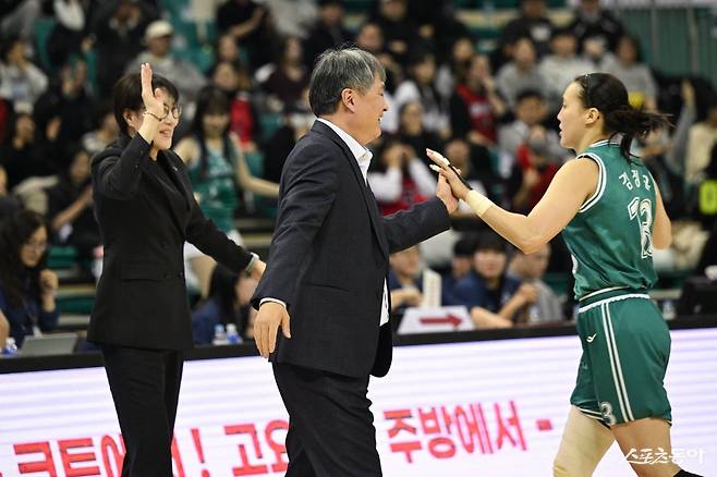 하나은행 이상범 감독(가운데)이 1일 부천체육관에서 열린 BNK전 도중 김정은과 하이파이브 하고 있다. 왼쪽은 정선민 코치. 사진제공｜WKBL