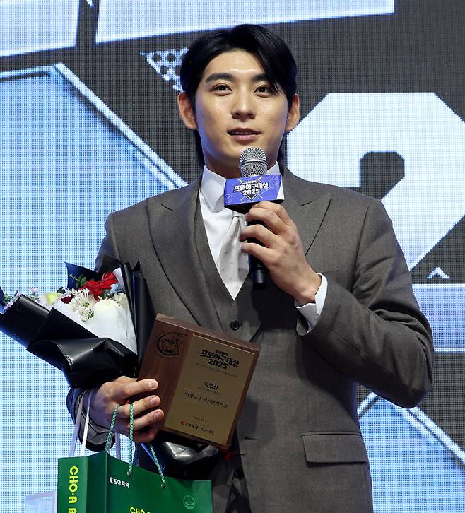 이정후가 2일  열린 2025 조아제약 프로야구 대상 시상식에서 특별상을 수상한 뒤 소감을 말하고 있다. 일간스포츠 제공