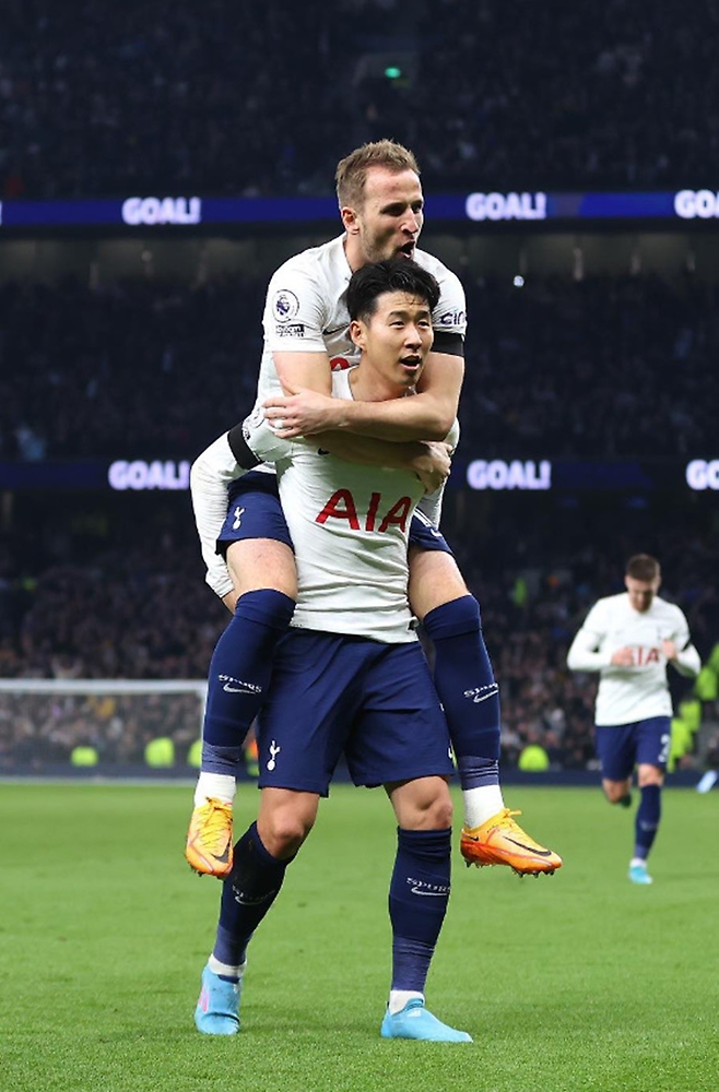 손흥민이 프리미어리그 토트넘에서 뛸 당시 득점하고 해리 케인의 축하를 받고 있다. 해리 케인 인스타그램 캡처