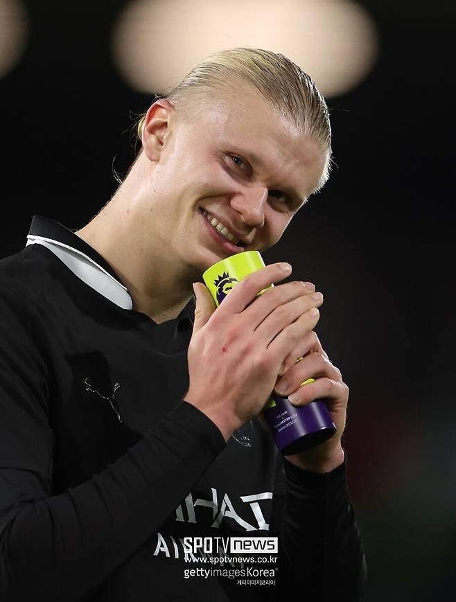 ▲ 2025년 12월 2일, 잉글랜드 런던 크레이븐 코티지에서 열린 풀럼과의 프리미어리그 경기에서 승리를 거둔 후, 맨체스터 시티의 엘링 홀란이 경기 최우수 선수 트로피를 들고 환하게 웃고 있다.