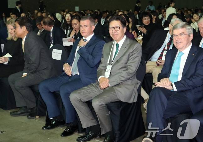 커스티 코번트리 국제올림픽위원회(IOC) 위원장과 최휘영 문화체육관광부 장관, 위톨드 반카 세계도핑방지기구(WADA) 회장, 박형준 부산광역시장, 토마스 바흐 전 IOC 위원장(왼쪽부터)이 2일 부산 벡스코에서 열린 2025 제6차 WADA 총회 개회식을 지켜보고 있다. /사진=뉴스1
