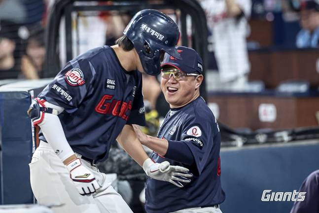 롯데 김태형 감독(오른쪽)이 미소 짓고 있다. /사진=롯데 자이언츠 제공