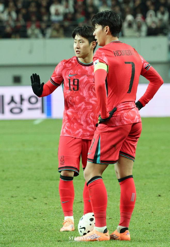 프리킥을 준비 중인 대한민국 축구대표팀 이강인과 손흥민. /사진=김진경 대기자