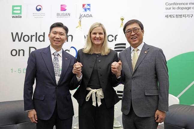 최휘영(오른쪽) 문화체육관광부 장관이 2일 커스티 코번트리 국제올림픽위원회(IOC) 위원장과 면담을 마치고 유승민(왼쪽) 대한체육회장과 함께 기념촬영을 하고 있다.  /사진=문체부