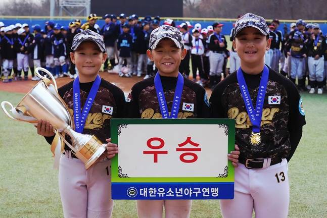 우승을 차지한 충남 아산시유소년야구단 선수들. /사진=대한유소년야구연맹