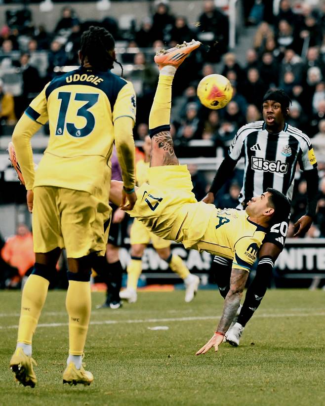 토트넘 센터백 크리스티안 로메로가 3일(한국시간) 영국 뉴캐슬의 세인트 제임스 파크에서 열린 2025~2026 잉글랜드 프로축구 프리미어리그(EPL) 14라운드 원정 경기 뉴캐슬 유나이티드전에서 후반 추가시간 오버헤드킥으로 동점골을 터뜨리는 순간. /사진=토트넘 SNS 캡처