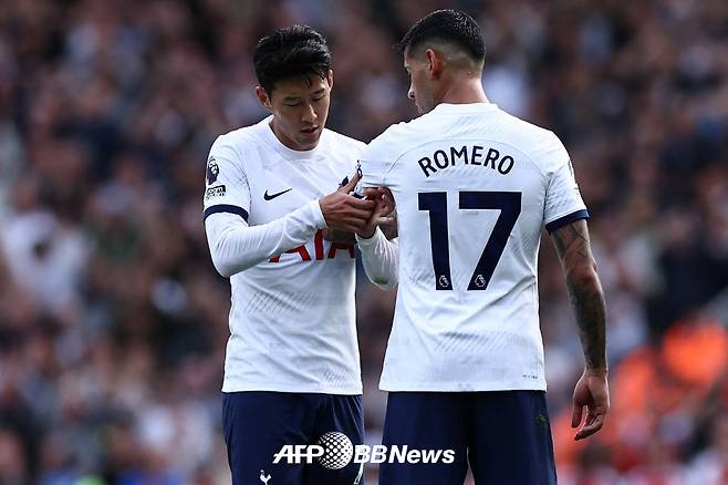 잉글랜드 프리미어리그 토트넘 시절 교체되는 손흥민이 크리스티안 로메로에게 주장 완장을 채워주는 모습. /AFPBBNews=뉴스1