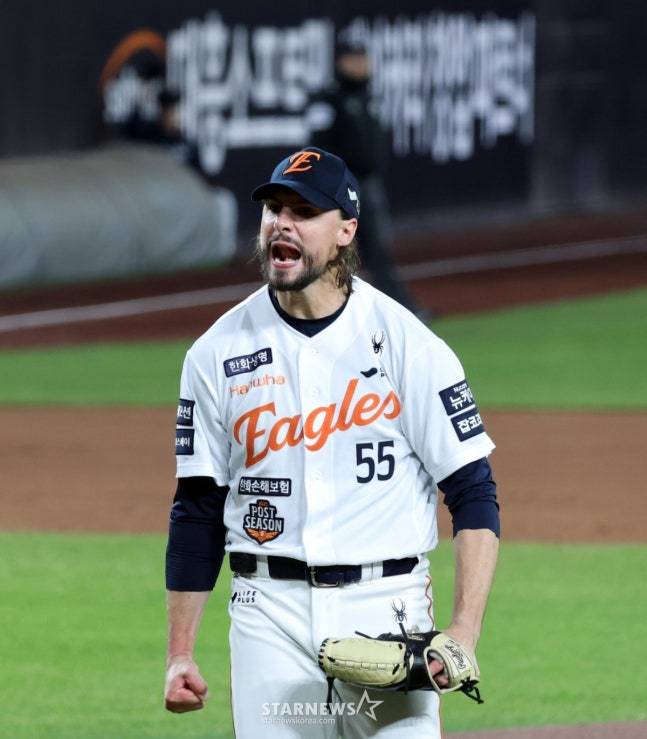 한화 외국인 투수 라이언 와이스가 10월 30일 대전한화생명볼파크에서 열린 2025 KBO 포스트시즌 한국시리즈 4차전 5회초 1사 1,3루 LG 박해민의 내야땅볼을 병살로 처리하자 환호하고 있다. /사진=강영조 선임기자