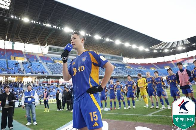 지난달 30일 K리그 최종전을 마친 뒤 팬들 앞에서 대표로 인사하고 있는 울산 HD 정승현. /사진=한국프로축구연맹 제공