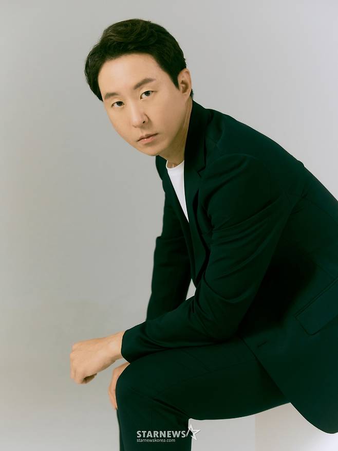 JTBC 드라마 '서울 자가에 대기업 다니는 김 부장 이야기'의 배우 이현균이 2일 진행된 인터뷰를 위해 포즈를 취하고 있다. /사진제공=빅보스엔터테인먼트 /2025.12.02 /사진=김휘선 hwijpg@