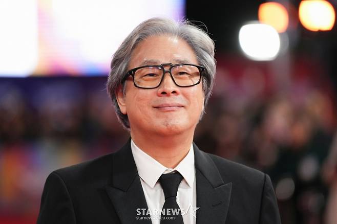 [런던=AP/뉴시스] 박찬욱 감독이 15일(현지 시간) 영국 런던에서 열린 제69회 런던 영화제에서 영화 ‘어쩔 수가 없다' 시사회에 참석해 포토타임을 갖고 있다. 2025.10.16. /사진=민경찬