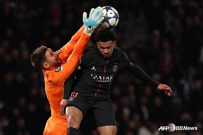 공중볼을 처리하는 굴리엘모 비카리오(왼쪽)의 모습. /AFPBBNews=뉴스1