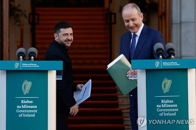 공동 기자회견 하는 젤렌스키 대통령과 마틴 총리 [로이터 연합뉴스 재판매 및 DB 금지]