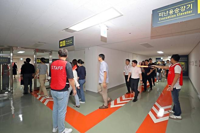 롯데월드타워 피난용 승강기로 피난안전구역 이동 훈련 [롯데물산 제공. 재판매 및 DB 금지]