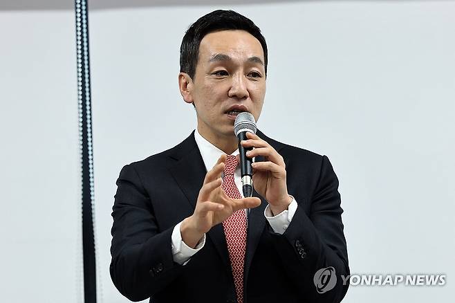 광주 찾은 국힘 김민수 최고위원 (광주=연합뉴스) 김혜인 기자 = 12·3 비상계엄 사태가 일어난지 1년째인 3일 국민의힘 김민수 최고위원이 광주 서구 치평동 국민의힘 광주시당 사무실을 찾아 '자유민주주의 그리고 시대정신'을 주제로 강연하고 있다. 2025.12.3 in@yna.co.kr